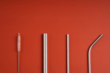 Çevreye önem veren modern trend. Çapı ve şekilleri temizleme aracı ile yeniden kullanılabilir koyu metal içecek pipetleri.