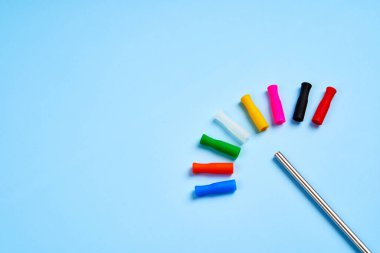 Çevresel eğilim çeşitli renk silikon kaplamalı yeniden kullanılabilir metal içecek samanı.