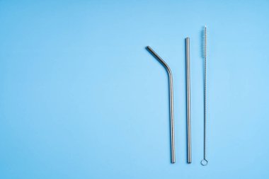 Çevreyi korumaya yönelik modern eğilim. Temizlik aracı ile çeşitli çaplarda yeniden kullanılabilir metal içecek pipetleri.