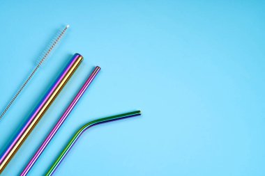 Çevresel bakımdaki modern eğilim. İçecekler için tekrar kullanılabilir metal pipetler. Genel plastik içecek çubuklarıyla yer değiştirme.