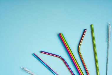 Çevresel bakımdaki modern eğilim. İçecekler için tekrar kullanılabilir metal pipetler. Genel plastik içecek çubuklarıyla yer değiştirme.