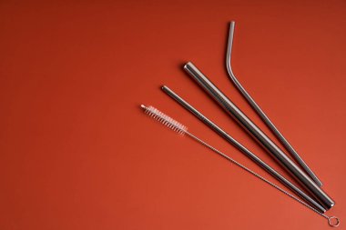 Çevreye önem veren modern trend. Çapı ve şekilleri temizleme aracı ile yeniden kullanılabilir koyu metal içecek pipetleri.