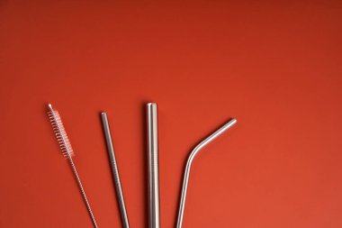 Çevreye önem veren modern trend. Çapı ve şekilleri temizleme aracı ile yeniden kullanılabilir koyu metal içecek pipetleri.