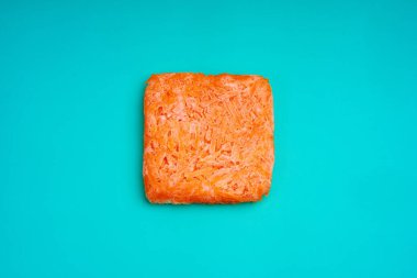 Turuncu tuğlalar donmuş rendelenmiş havuç. Donmuş gıda tedariği. Yarı bitmiş.