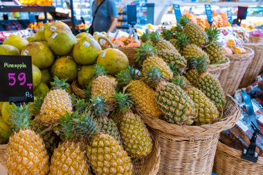Süpermarketin bakkal bölümünde ananas tezgahları var..