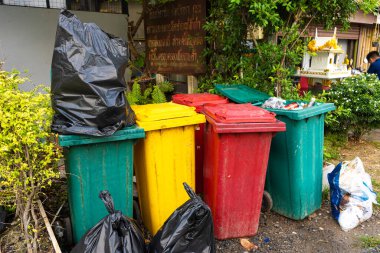 Tayland sokaklarında çöp ayıklamak için çok renkli çöp bidonları.