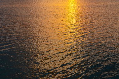Körfezin üzerinde gün batımında balıkçı tekneleriyle.