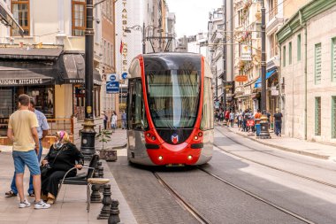İstanbul 'daki modern tramvay. İstanbul toplu taşımacılığı. Türkiye, İstanbul - 21.07.2020