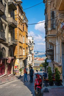 İstanbul 'un orta kısmının yaz sokak manzarası. Sultanahmet bölgesi. Türkiye, İstanbul - 21.07.2020