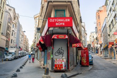 İstanbul mimarisi. Bina kavşağa doğru inceliyor. Alışveriş bölgesi. Türkiye, İstanbul - 21.07.2020