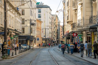 İstanbul 'un orta kısmının yaz sokak manzarası. Sultanahmet bölgesi. Türkiye, İstanbul - 21.07.2020