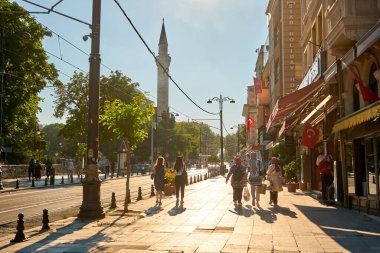 İstanbul Sultanahmet Meydanı 'nda insanlar kaldırımda yürüyor. Türkiye, İstanbul - 21.07.2020