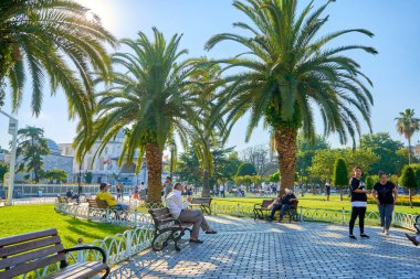 İstanbul 'da yürüyüş turu. Sultanahmet Meydanı 'ndaki parkta dinlen. İstanbul 'da hafta sonu. Türkiye, İstanbul - 21.07.2020