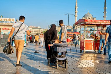 Türkiye 'de İstanbul Boğazı yakınlarındaki setten bir kalabalık geçiyor. Türkiye, İstanbul - 21.07.2020