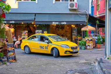 İstanbul 'da sokakta tipik sarı bir taksi. Türkiye, İstanbul - 21.07.2020