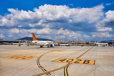 Türk havaalanına Pegasus uçak parkı uçurun. Türkiye, İstanbul - 21.07.2020