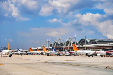 Türk havaalanına Pegasus uçak parkı uçurun. Türkiye, İstanbul - 21.07.2020