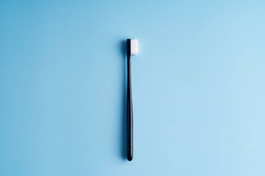 Modayı takip eden yumuşak diş fırçaları. Popüler diş fırçaları. Hijyen eğilimleri.