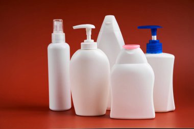 Çeşitli şekillerde boş beyaz plastik sabun şişeleri.