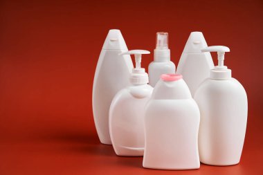 Çeşitli şekillerde boş beyaz plastik sabun şişeleri.