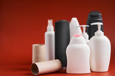 Temizlik ürünlerinden, duş malzemelerinden ve tuvalet kağıdı tüplerinden farklı şekillerde boş plastik kaplar..