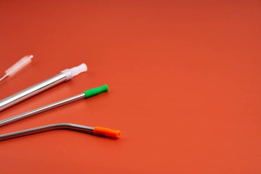 Çevreye önem veren modern trend. Çapı ve şekilleri temizleme aracı ve silikon kapaklar ile yeniden kullanılabilir metal içecek pipetleri.