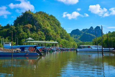 Langkawi adasındaki nehir rıhtımında. Langkawi, Malezya - 06.24.2020