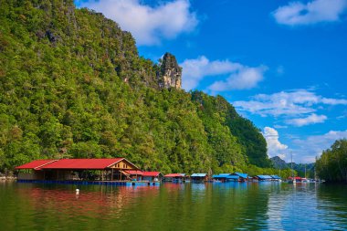 Malezya 'nın Langkawi adasında yüzen bir balık çiftliği..