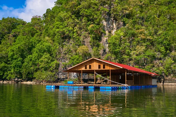 マレーシアのランカウイ島に浮かぶ養殖場 — ストック写真