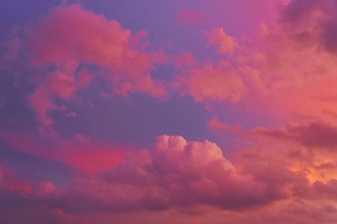 Mavi gökyüzüne karşı inanılmaz kırmızı günbatımı bulutları.