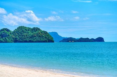Sahilden okyanustaki kayalıklara kıyıdan uzağa bak. Tropik bir plajın doğal manzarası.