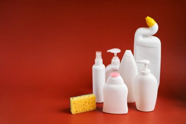 Ev temizlik ürünlerinden farklı şekillerde temiz, beyaz plastik kaplar..