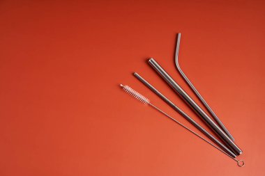 Çevreye önem veren modern trend. Çapı ve şekilleri temizleme aracı ile yeniden kullanılabilir koyu metal içecek pipetleri.