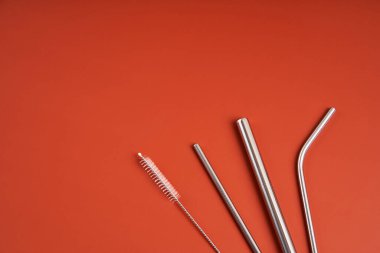 Çevreye önem veren modern trend. Çapı ve şekilleri temizleme aracı ile yeniden kullanılabilir koyu metal içecek pipetleri.