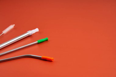 Çevreye önem veren modern trend. Çapı ve şekilleri temizleme aracı ve silikon kapaklar ile yeniden kullanılabilir metal içecek pipetleri.