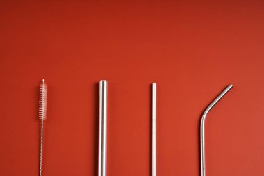 Çevreye önem veren modern trend. Çapı ve şekilleri temizleme aracı ile yeniden kullanılabilir koyu metal içecek pipetleri.