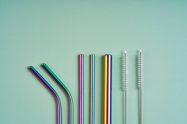 Современная тенденция в области охраны окружающей среды. Многоразовые металлические соломинки для напитков. Замена на обычные соломинки из пластика.