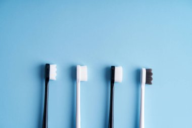 Modayı takip eden yumuşak diş fırçaları. Popüler diş fırçaları. Hijyen eğilimleri.