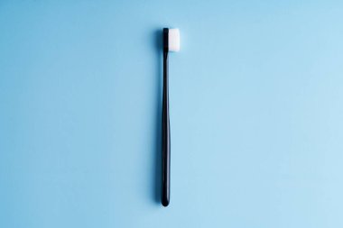 Modayı takip eden yumuşak diş fırçaları. Popüler diş fırçaları. Hijyen eğilimleri.