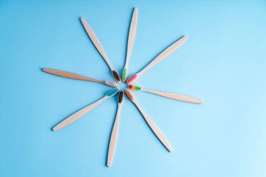 Bir avuç çevre dostu bambu diş fırçası. Diş fırçası seçiyorum. Ağız temizliği. Dünya çapında eko eğilimleri.