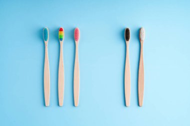 Bir avuç çevre dostu bambu diş fırçası. Küresel çevre eğilimleri. Cinsiyet ve ırk eşitsizliği. Farklı cinsiyetlerde diş fırçaları.