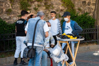 Türkiye 'de bir sokak masasında istiridye ve limon satıcısı. Türkiye, İstanbul - 21.07.2020