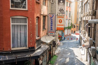 İstanbul 'un eski binalarının mimarisi. Eski İstanbul 'a doğru yürü. Türkiye, İstanbul - 21.07.2020