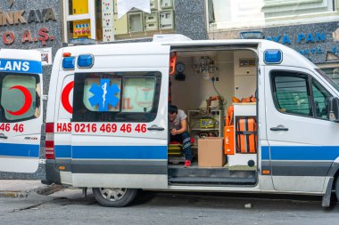 Evin yakınındaki sokakta kapısı açık bir ambulans arabası. Ambulans beklemede. Türkiye, İstanbul - 21.07.2020