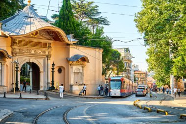 İstanbul 'daki modern tramvay. İstanbul toplu taşımacılığı. Türkiye, İstanbul - 21.07.2020