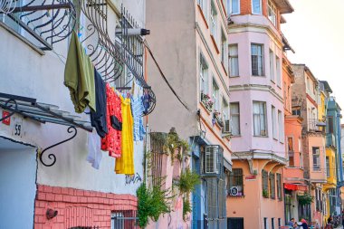 Sıradan bir hayat. Çok renkli giysiler ipte kuruyor. İstanbul 'un pitoresk eski bir semti. Alçaktan yükselen renkli evler ve dar, rahat sokaklar.