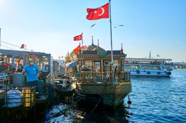İstanbul 'da yürüyüş turu. Turistleri Boğaz boyunca götüren bir feribot. Türkiye, İstanbul - 21.07.2020