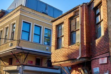 İstanbul 'da bir apartman. Eski taş binaların mimarisi. Türkiye, İstanbul - 21.07.2020