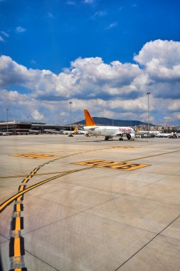 Türk havaalanına Pegasus uçak parkı uçurun. Türkiye, İstanbul - 21.07.2020