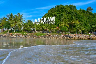 Langkawi adasındaki Pantai sahilinde. Langkawi, Malezya - 06.20.2020